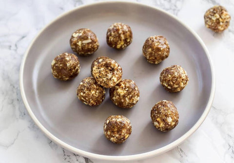 RECIPE: DEBLOATING CINNAMON + GINGER ENERGY BALLS